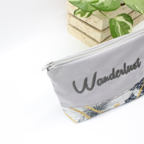 Universal-/Kosmetiktasche bestickt Wanderlust Geschenkidee