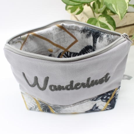 Universal-/Kosmetiktasche bestickt Wanderlust Geschenkidee