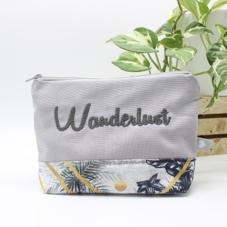 Universal-/Kosmetiktasche bestickt Wanderlust Geschenkidee