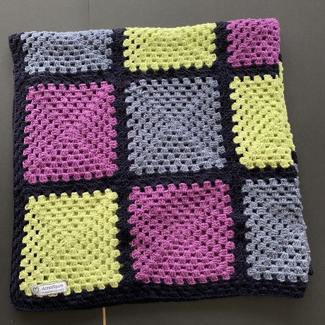 Gehäkelte Granny Square Kniedecke- Kinderdecke