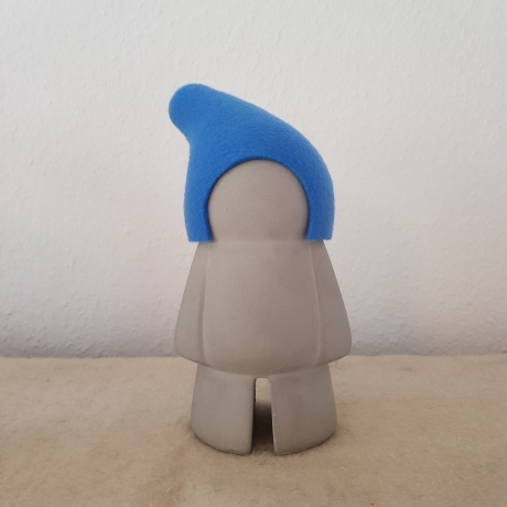 moderner handmade Zwerg in Beton mit Filz Mütze blau 