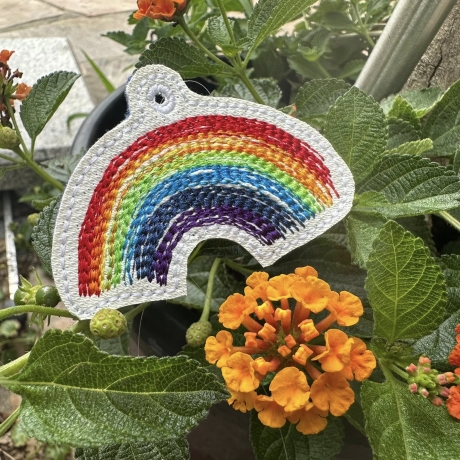 ITH  - 2  verschiedene Regenbogen Anhänger 