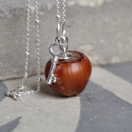 Haselnuss Anhänger mit Schlüssel-Charm aus 925 Silber