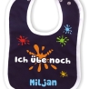 Baby Lätzchen farbiger Saum ICH ÜBE NOCH bedruckt mit Namen