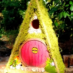 Rotes Hobbit Vogelhaus mit Moos & Pilzen - Nistkasten 32mm