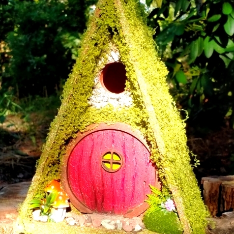 Rotes Hobbit Vogelhaus mit Moos & Pilzen - Nistkasten 32mm