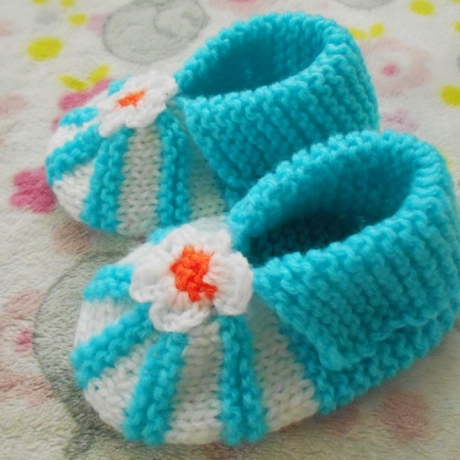 Gestrickte Babyschuhe weiß und blau