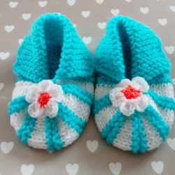 Gestrickte Babyschuhe weiß und blau