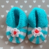 Gestrickte Babyschuhe weiß und blau
