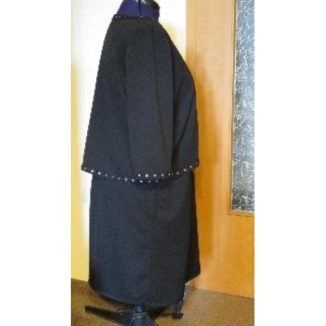 Schwarzes Kleid mit Spitzenborte und Ösen