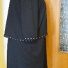 Schwarzes Kleid mit Spitzenborte und Ösen