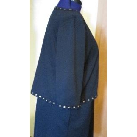 Schwarzes Kleid mit Spitzenborte und Ösen