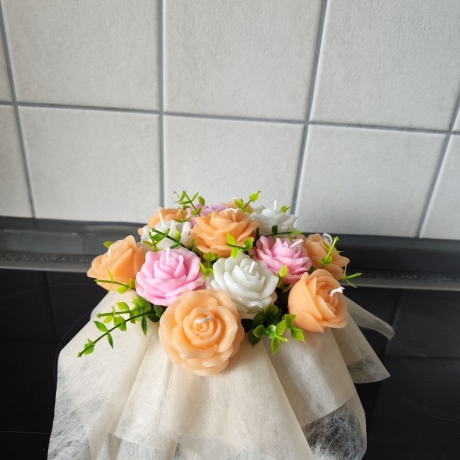 Wunderschöner, handgemachter Kerzenstrauß aus 19 Rosen
