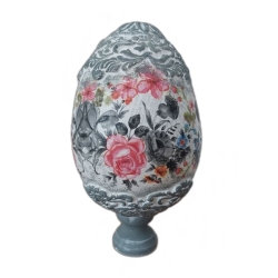 Großes Ei mit Blumenmotiv