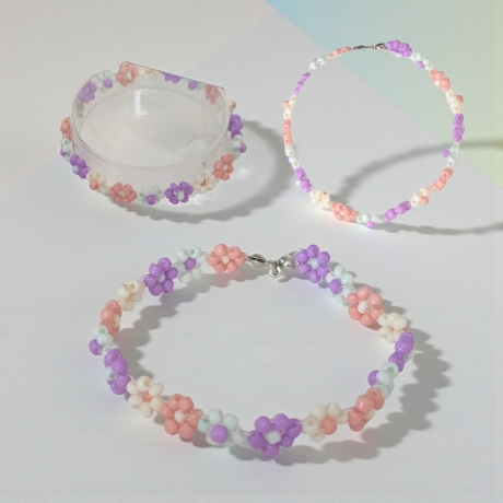 Perlenarmband Blumenmuster