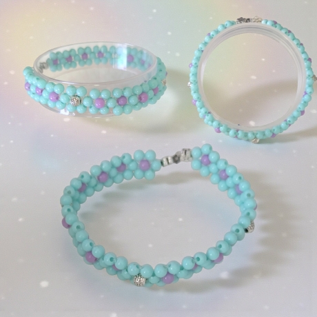Perlenarmband Blumenmuster