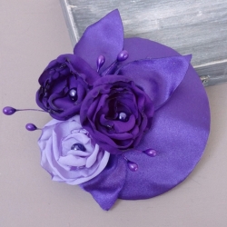 Fascinator Lila mit Blumen