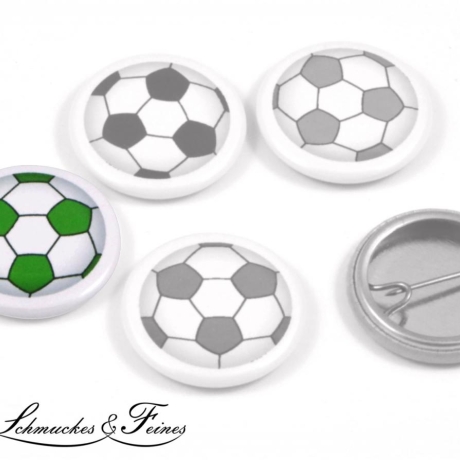 Button Anstecker 25 mm Fußball in grün auf weißem Grund