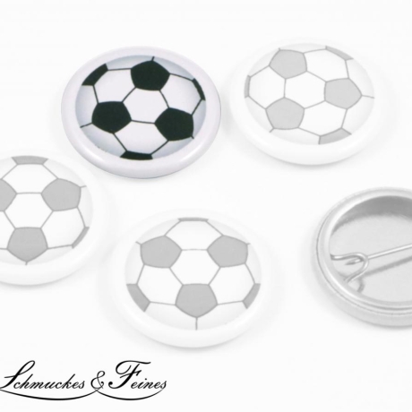 Button Anstecker 25 mm Fußball in schwarz auf weißem Grund