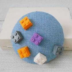 Verspielter Fascinator aus Jeansstoff mit bunten Legosteinen