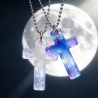 Glow Kreuz Amulett – Blau leuchtender Anhänger| Lumina Collection