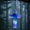Glow Kreuz Amulett – Blau leuchtender Anhänger| Lumina Collection