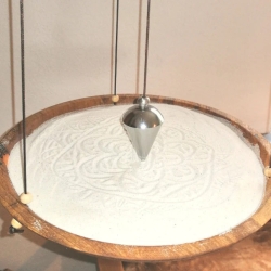 Sandpendel, Pendel mit  Schale aus Mangoholz für den Innenraum