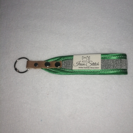 USB-Schlüsselanhänger Unikat grau grün Handarbeit 3x13cm robust