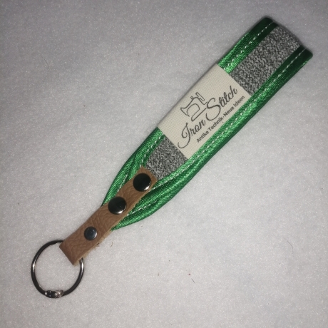 USB-Schlüsselanhänger Unikat grau grün Handarbeit 3x13cm robust