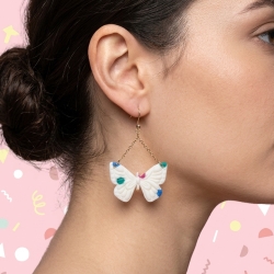 Konfetti-Schmetterling Ohrring – Verspielte Eleganz in Weiß-Bunt