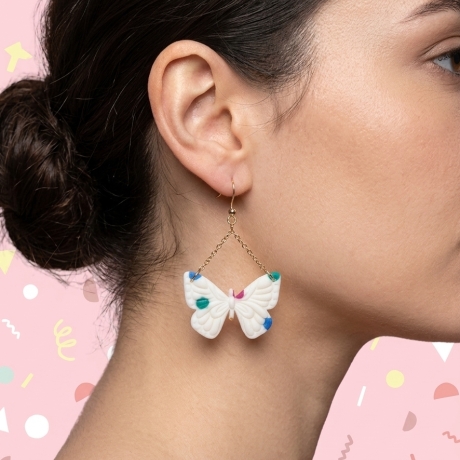 Konfetti-Schmetterling Ohrring – Verspielte Eleganz in Weiß-Bunt
