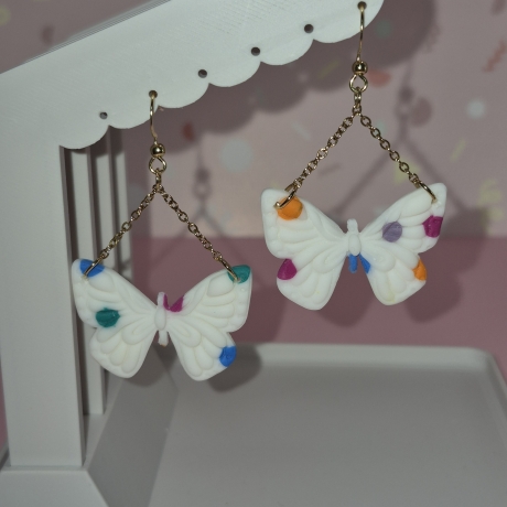 Konfetti-Schmetterling Ohrring – Verspielte Eleganz in Weiß-Bunt