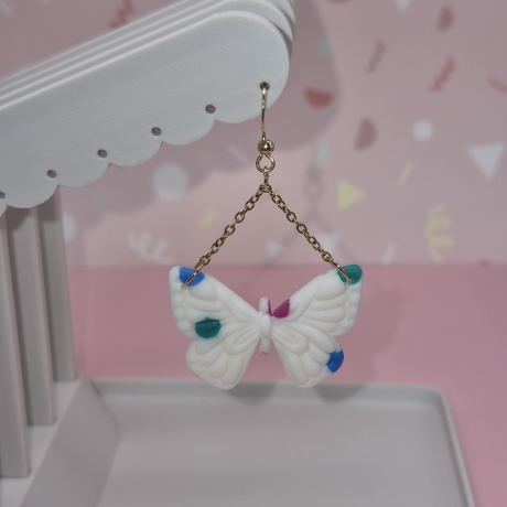 Konfetti-Schmetterling Ohrring – Verspielte Eleganz in Weiß-Bunt