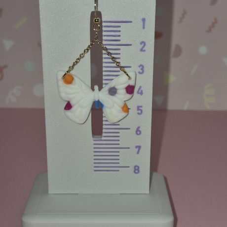 Konfetti-Schmetterling Ohrring – Verspielte Eleganz in Weiß-Bunt