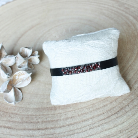 Lederarmband, Draht umwickelt mit Granat Perlen, Edelstahl / 18k