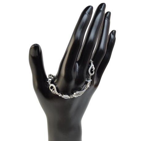 Versilberte Armbänder Mit Zeitlosem Stil
