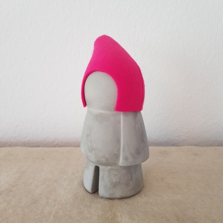 Zwerg modern / Gartenzwerg Skulptur Beton Filz Mütze pink 28cm