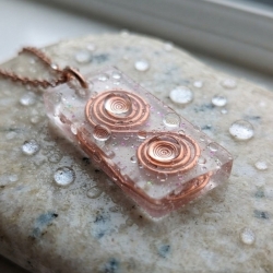 Im Fluss des Lebens – Kupfer-Spiralen-Amulett, handgefertigt