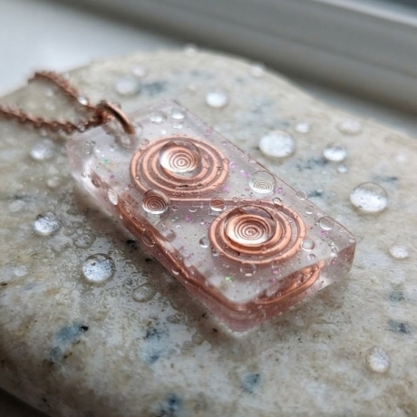 Im Fluss des Lebens – Kupfer-Spiralen-Amulett, handgefertigt