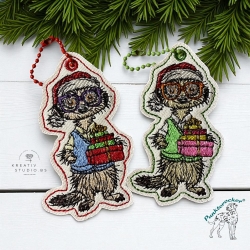  ITH |VS Anhänger|Weihnachts-Crew-Erdmännchen 1 | 5.42 x 9.36 cm