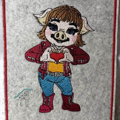 Glücksschwein Klara mit Herzgeste | 7.90 x 12.47 cm | VS