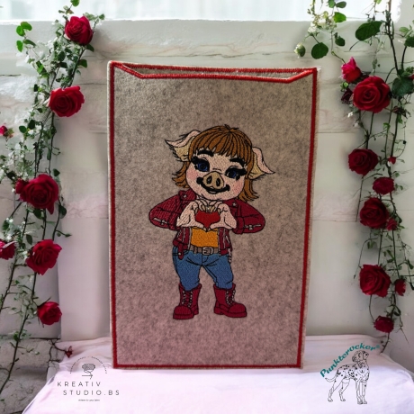 Glücksschwein Klara mit Herzgeste | 7.90 x 12.47 cm | VS