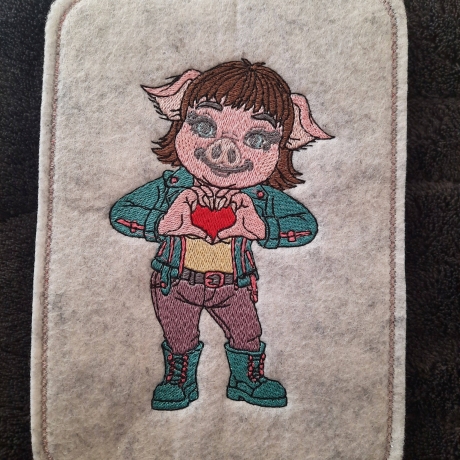 Glücksschwein Klara mit Herzgeste | 7.90 x 12.47 cm | VS