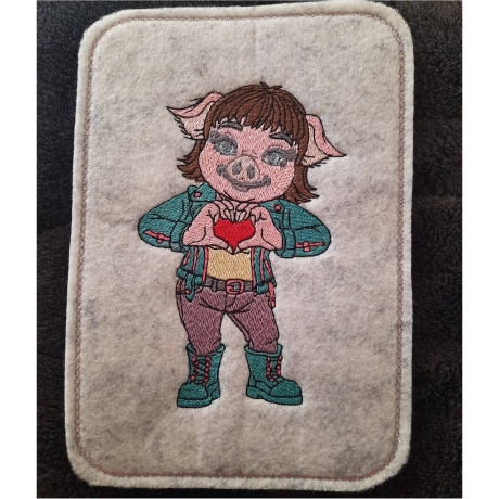 Glücksschwein Klara mit Herzgeste | 7.90 x 12.47 cm | VS