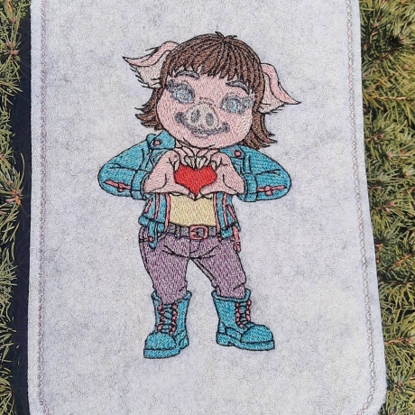 Glücksschwein Klara mit Herzgeste | 7.90 x 12.47 cm | VS