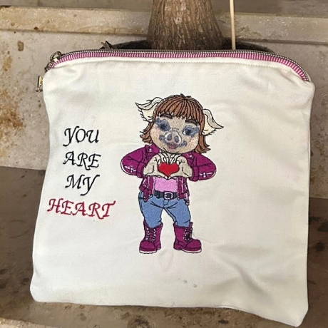 Glücksschwein Klara mit Herzgeste | 7.90 x 12.47 cm | VS