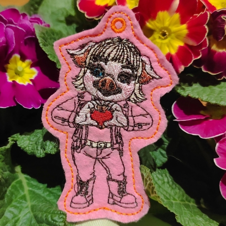 Glücksschwein Klara mit Herzgeste | Anhänger| 5.72 x 9.28 cm | TS