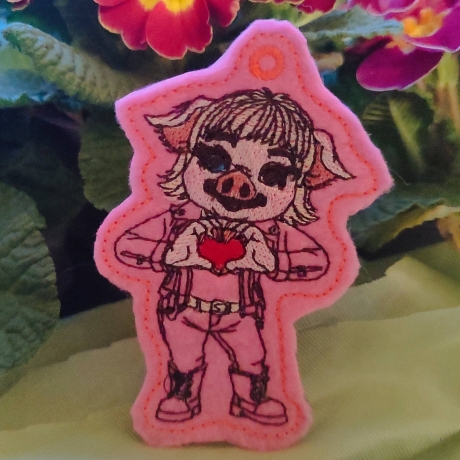 Glücksschwein Klara mit Herzgeste | Anhänger| 5.72 x 9.28 cm | TS