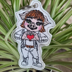 Glücksschwein Klara mit Herzgeste | Anhänger| 5.72 x 9.28 cm | TS