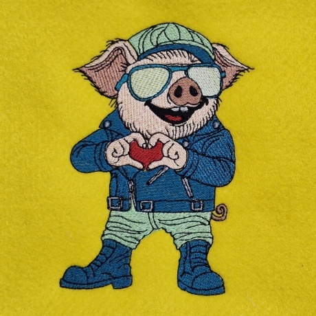 Glücksschwein Kurt mit Herzgeste | 8.88 x 12.48 cm | VS